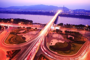 Gece yolu kavşağındaki trafik