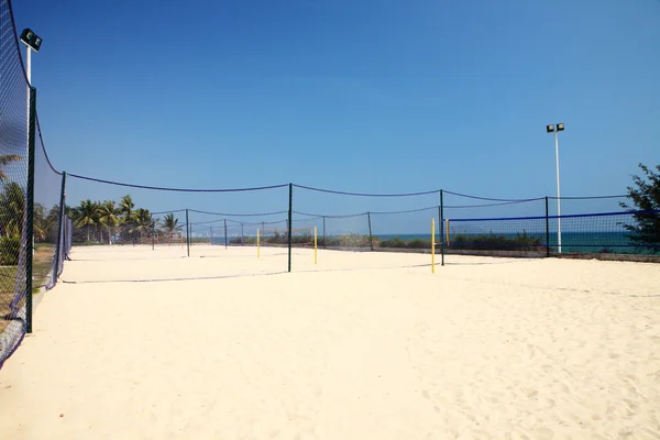 Valleyball net na praia com grande paisagem — Fotografia de Stock