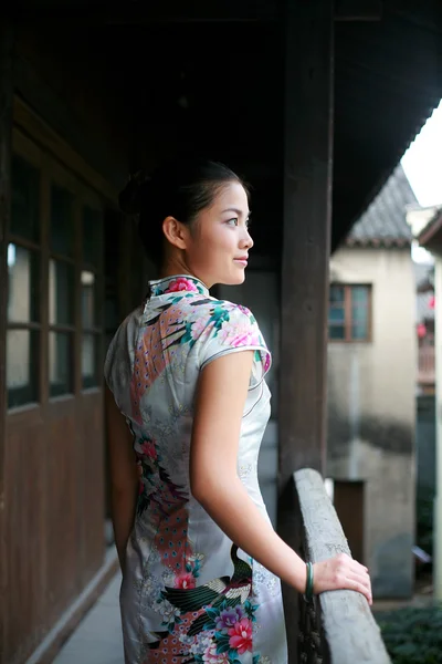 Dívka s čínskými cheongsam — Stock fotografie