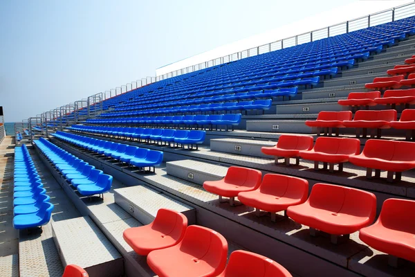 Τα καθίσματα γήπεδο φωτεινό κόκκινο ang μπλε — Φωτογραφία Αρχείου