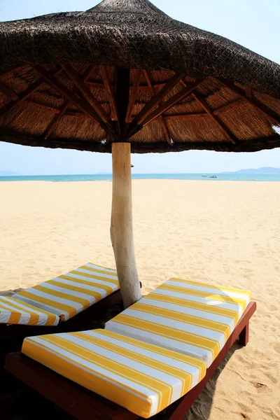 Ombrellone e sedie sulla spiaggia, Sanya, Cina — Foto Stock