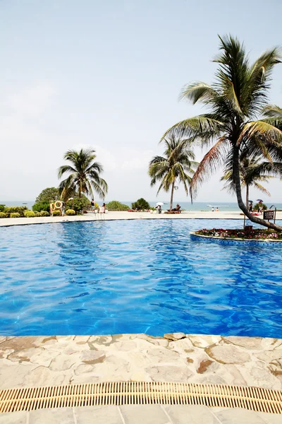 Swimming pool in china hotel with palm trees. china,Sanya — Stock Photo, Image