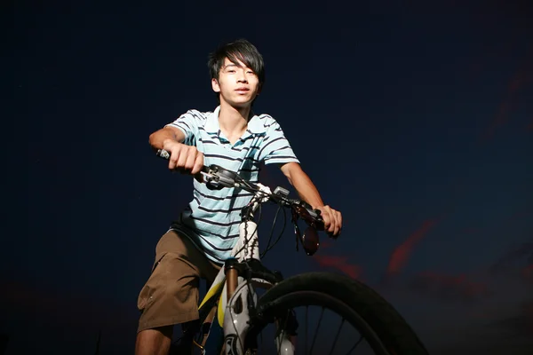 Unga asiatiska biker — Stockfoto