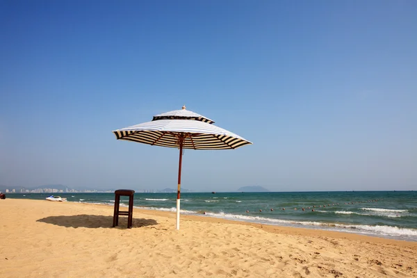 Pare-soleil et chaises longues sur la plage, Sanya, Chine — Photo