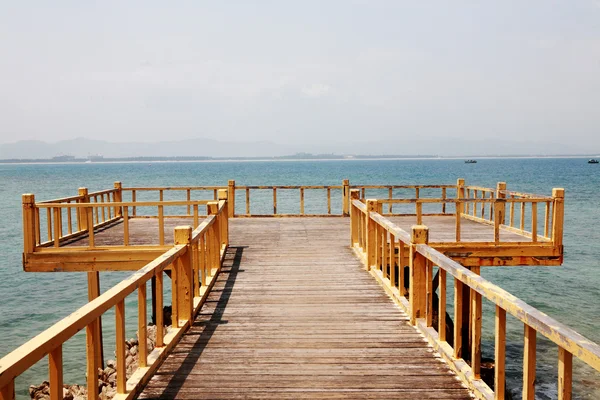 Uma ponte de madeira sobre o mar — Fotografia de Stock