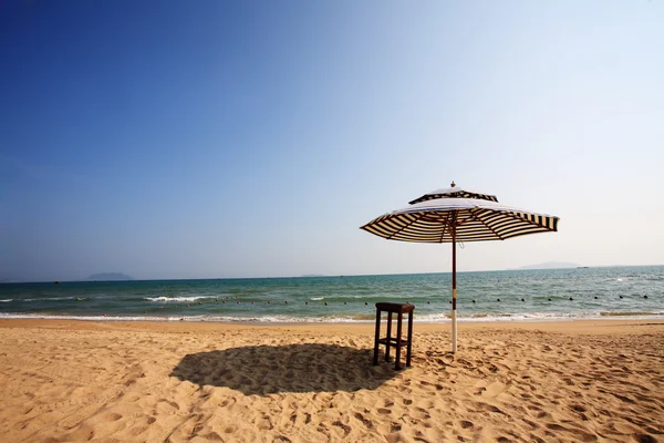 日よけと椅子ビーチ、三亜、中国 — ストック写真