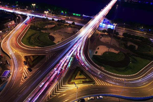 Движение на перекрестке ночных дорог — стоковое фото