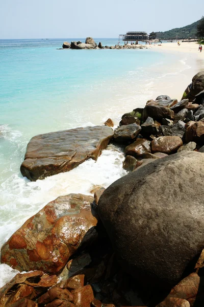 Stenig strand i Sanya — Stockfoto