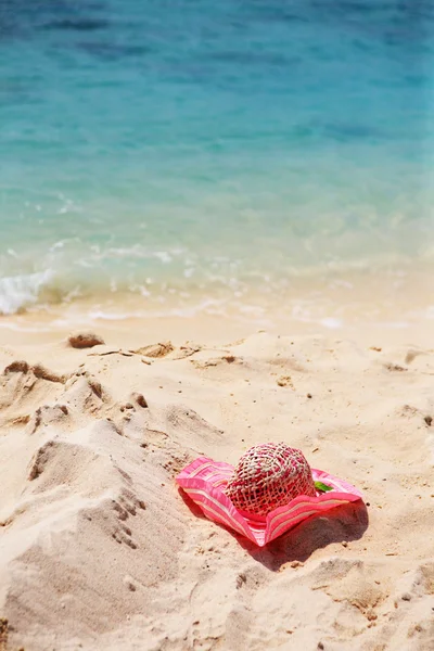 Rode hoed in het strand — Stockfoto