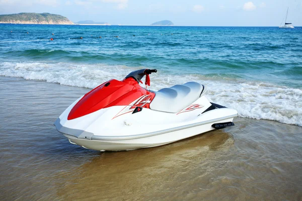 Motorbåt på stranden — Stockfoto