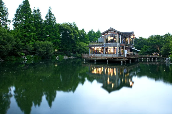 Заміський будинок і річка — стокове фото