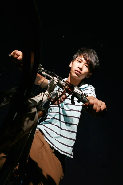 Joven asiático motorista — Foto de Stock