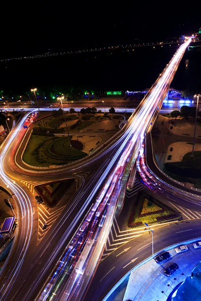 夜間道路の交差点での交通 — ストック写真