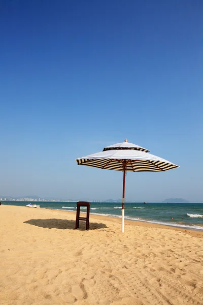 Parasolka i krzesła na plaży, sanya, Chiny — Zdjęcie stockowe