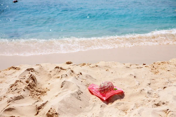 Sombrero rojo en la playa — Foto de Stock