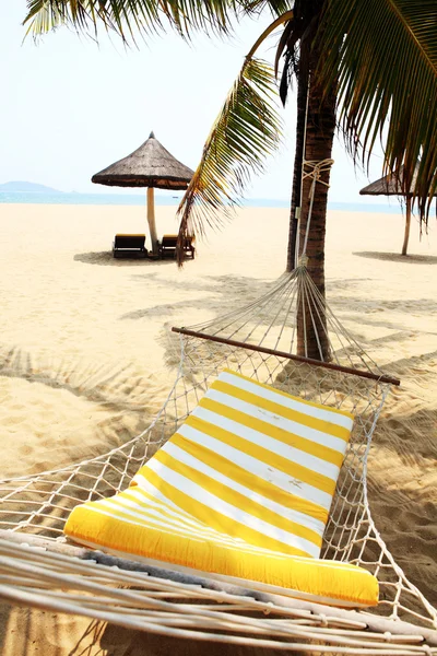 Pare-soleil et chaises longues sur la plage, Sanya, Chine — Photo