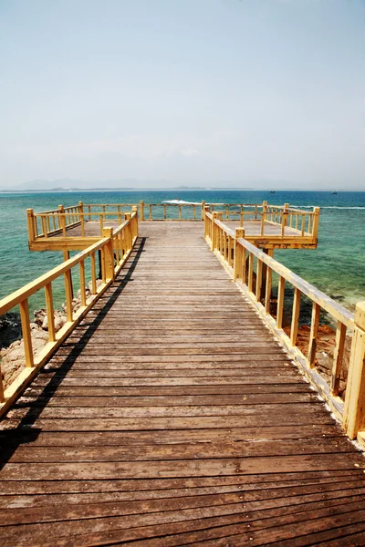 Un ponte di legno sul mare — Foto Stock