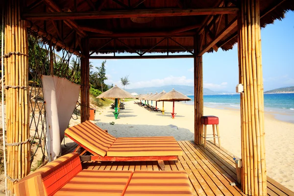 Солнцезащитные кресла на пляже, Санья, Китай — стоковое фото