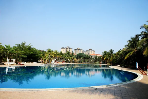 Бассейн в китайском отеле с пальмами. china, Sanya — стоковое фото