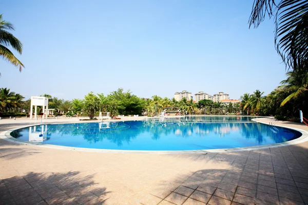 Çin otel palmiye ağaçları ile Yüzme havuzunda. Çin, sanya — Stok fotoğraf