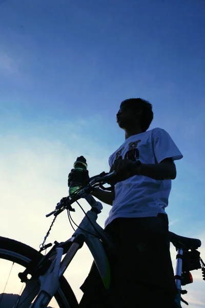 年轻亚洲骑自行车的人 — 图库照片