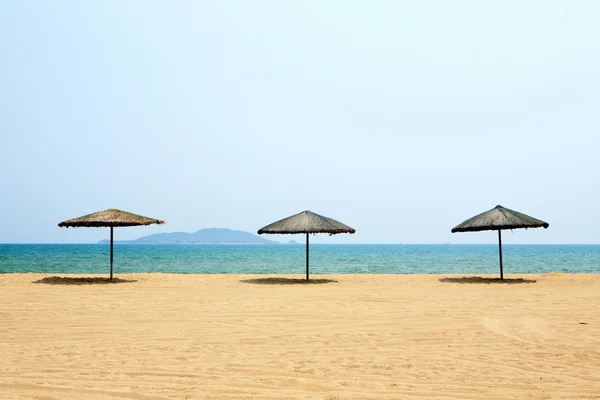 समुद्र तट पर सनशेड और चेयर, सान्या, चीन — स्टॉक फ़ोटो, इमेज