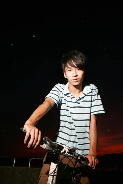 Молодой азиатский байкер Лицензионные Стоковые Изображения