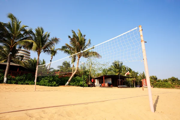 Valleyball net op het strand met groot landschap — Stockfoto