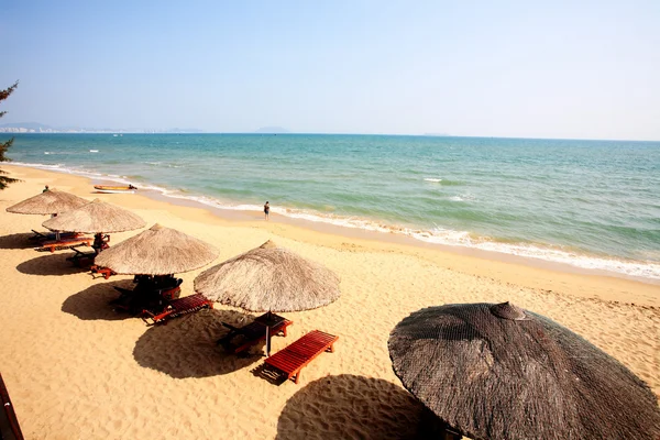 遮阳伞和椅子上海滩，三亚，中国 — 图库照片