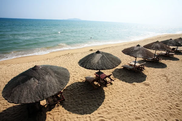 Umbra de soare și scaune pe plajă, Sanya, China — Fotografie, imagine de stoc