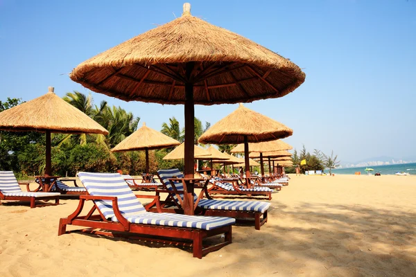 Sunshade and chairs on beach, Sanya, China — Stock Photo, Image