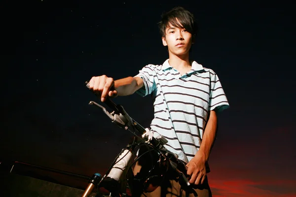 若いアジアのバイカー — ストック写真