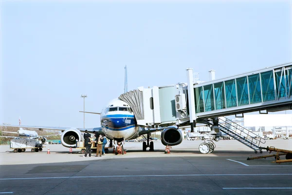 Avião estacionado no aeroporto — Fotografia de Stock