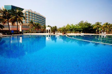 Çin otel palmiye ağaçları ile Yüzme havuzunda. Çin, sanya