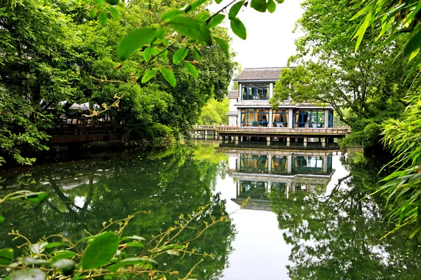 컨트리 사이드 하우스와 강 — 스톡 사진