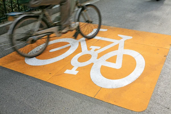 Κίτρινο ποδήλατο πινακίδων κυκλοφορίας — Φωτογραφία Αρχείου