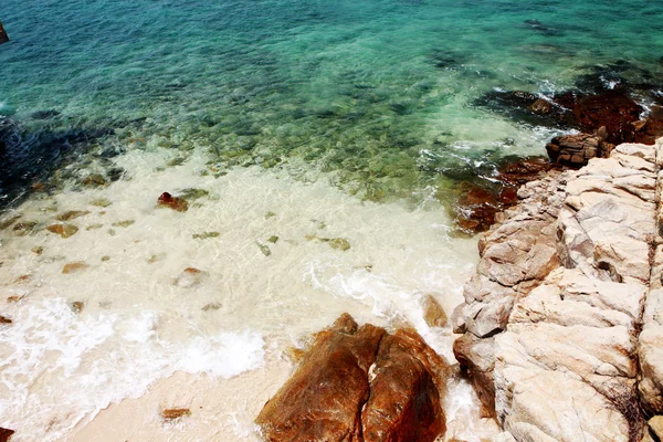 Rotsachtige strand van Sanya — Stockfoto