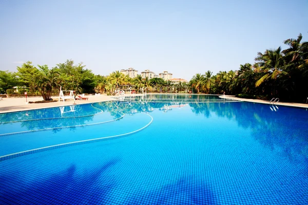 Schwimmbad in China Hotel mit Palmen. Porzellan, Sanja — Stockfoto