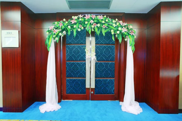 Door with a wreath — Stock Photo, Image