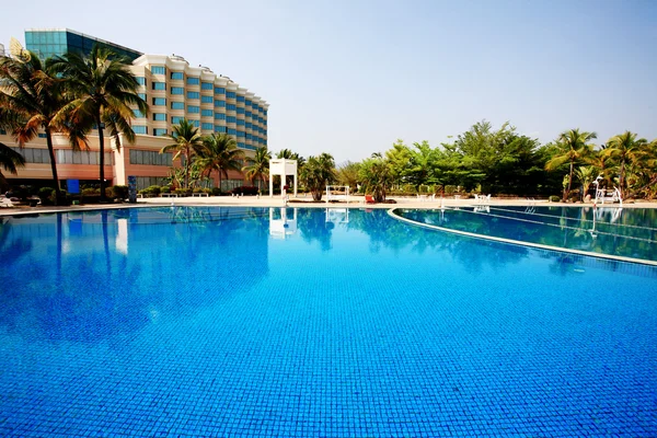 Çin otel palmiye ağaçları ile Yüzme havuzunda. Çin, sanya — Stok fotoğraf