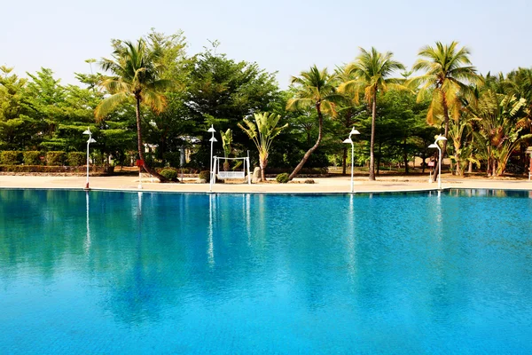 在棕榈树的中国酒店的游泳池。中国三亚 — 图库照片