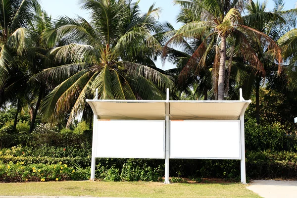 Estaciones de autobuses cerca de los árboles tropicales —  Fotos de Stock