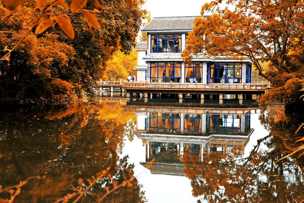 Деревенский дом и река — стоковое фото