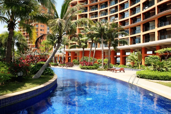 在棕榈树的中国酒店的游泳池。中国三亚 — 图库照片