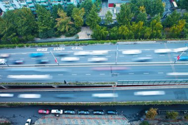 tráfico con coches de desenfoque de movimiento