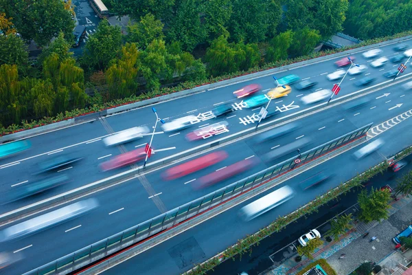 Verkehr mit unscharfer Bewegung Auto — Stockfoto