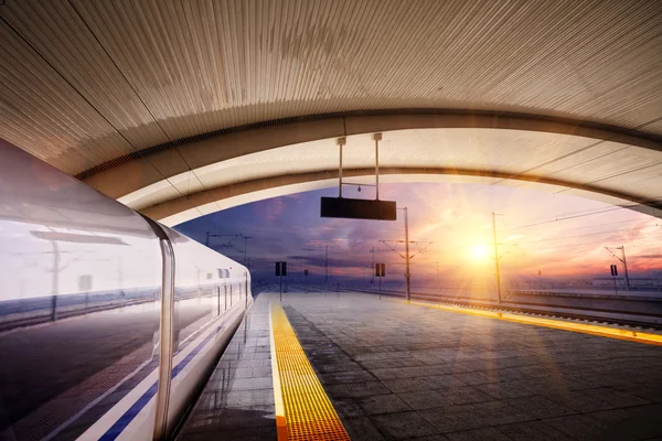 Parada de trem na estação ferroviária com pôr do sol — Fotografia de Stock