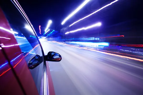 Tráfico nocturno, disparar desde la ventana del coche de carrera, el movimiento borroso stee —  Fotos de Stock