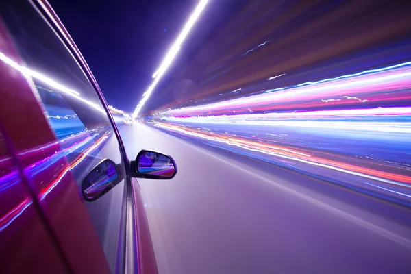 Traffico notturno, sparare dal finestrino di un'auto di fretta, movimento sfocato stee — Foto Stock