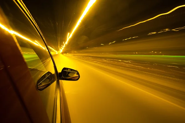 Nacht verkeer, schieten vanuit het raam van rush auto, motion blur stee — Stockfoto